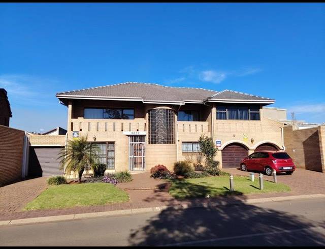 8 BEDROOM HOUSE FOR SALE IN LENASIA EXT 9